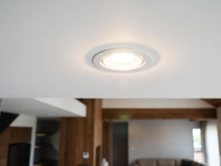 Spot LED encastré allumé dans un plafond blanc impeccable