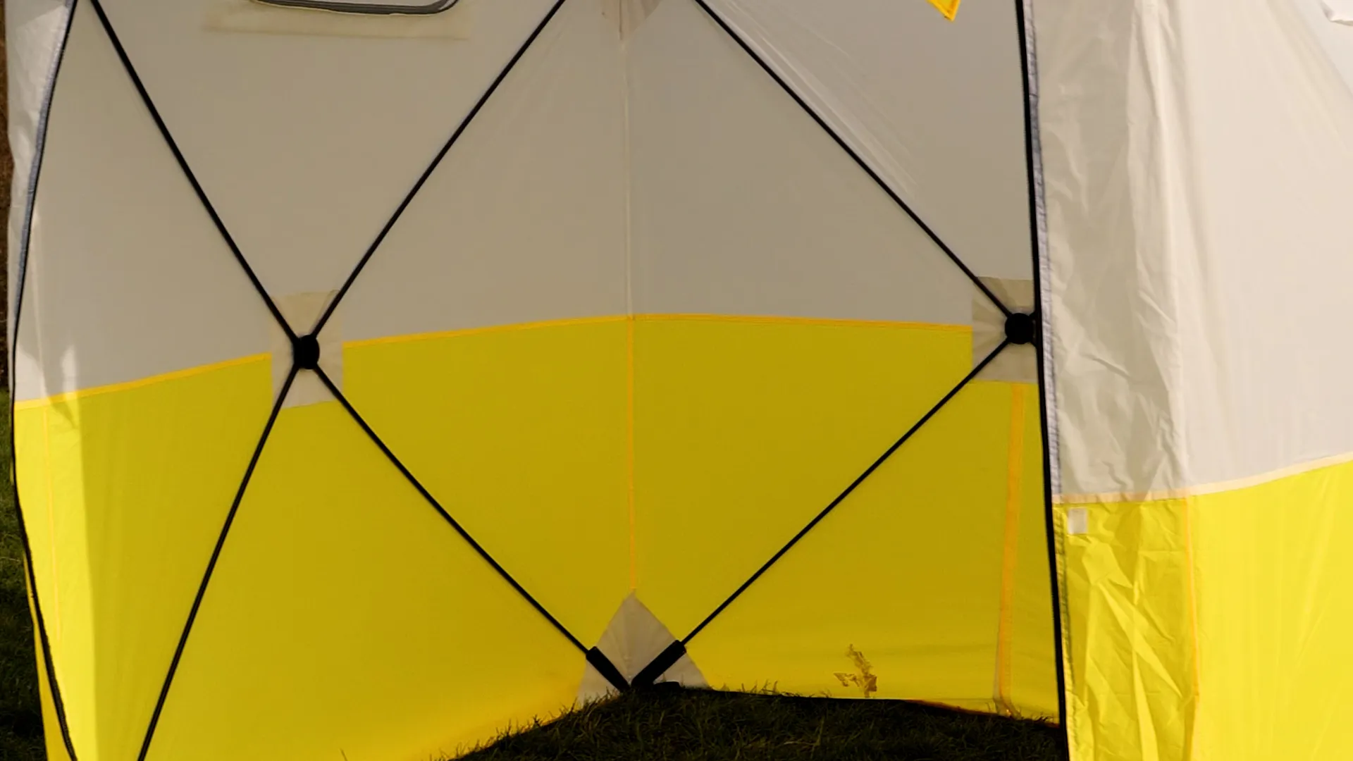 Tente de chantier JAX3 Pro vue frontale sur herbe