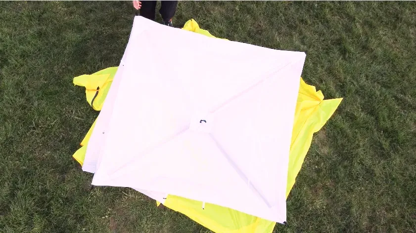 Tente JAX3 à plat, sortie du sac