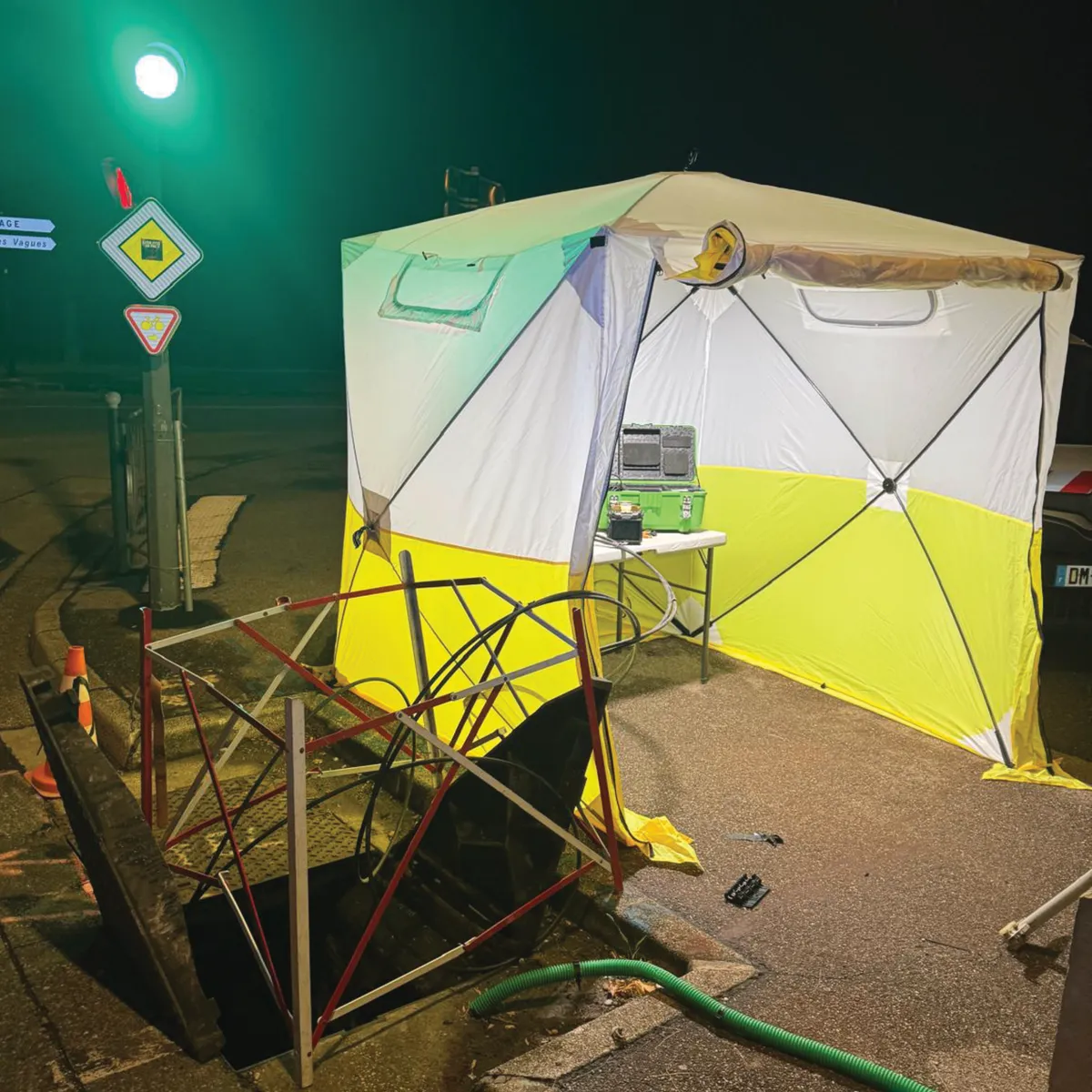 Tente de chantier JAX3 éclairée lors d'une intervention de nuit